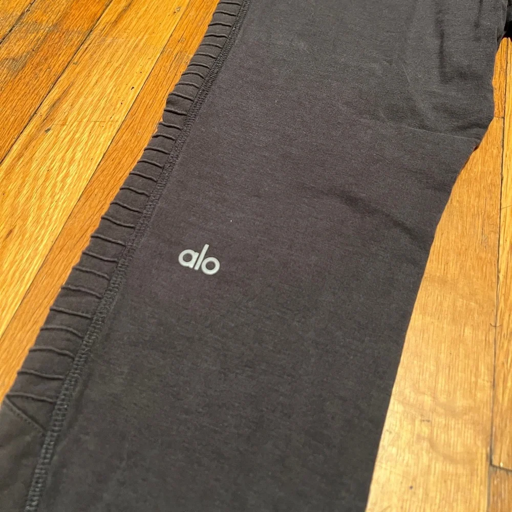 Alo Yoga Urban Moto Jogger Sweatpants in Grey, Women’s size XS